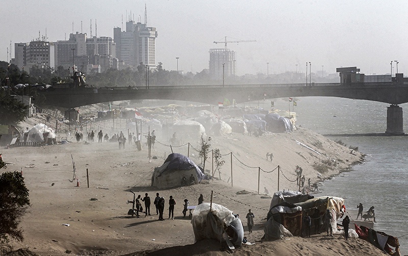 This picture taken on December 25, 2019 shows a view of tents in a sit-in along the Tigris river near the Senak bridge erected by anti-government protesters in the capital Baghdad. (Photo by AHMAD AL-RUBAYE / AFP)