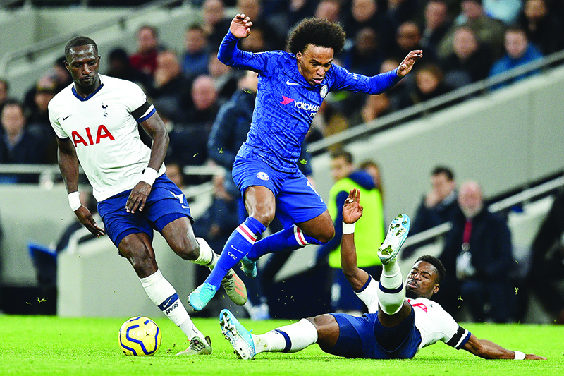 Chelsea's Brazilian midfielder Willian (C) vies with Tottenham Hotspur's Ivorian defender Serge Aurier (R) during the English Premier League football match between Tottenham Hotspur and Chelsea at Tottenham Hotspur Stadium in London, on December 22, 2019. (Photo by Glyn KIRK / IKIMAGES / AFP) / RESTRICTED TO EDITORIAL USE. No use with unauthorized audio, video, data, fixture lists, club/league logos or 'live' services. Online in-match use limited to 45 images, no video emulation. No use in betting, games or single club/league/player publications.