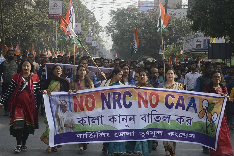 Supporters and activists of Trinamool Congress (TMC) take part in a rally against India's new citizenship law in Siliguri on December 23, 2019. - The wave of protests across the country marks the biggest challenge to Modi's government since sweeping to power in the world's largest democracy in 2014. (Photo by DIPTENDU DUTTA / AFP)