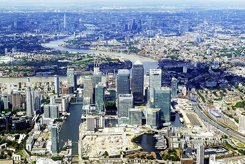 (FILES) In this file photo taken on August 01, 2017 An aerial view of London's Canary Wharf financial district and the River Thames, taken from a light aircraft flying over London on August 1, 2017. - Britain's economy has stalled, official data showed on January 13, 2020, as Brexit and political uncertainty contributed to slashing manufacturing output, heaping pressure on the Bank of England to cut interest rates. (Photo by Niklas HALLE'N / AFP)