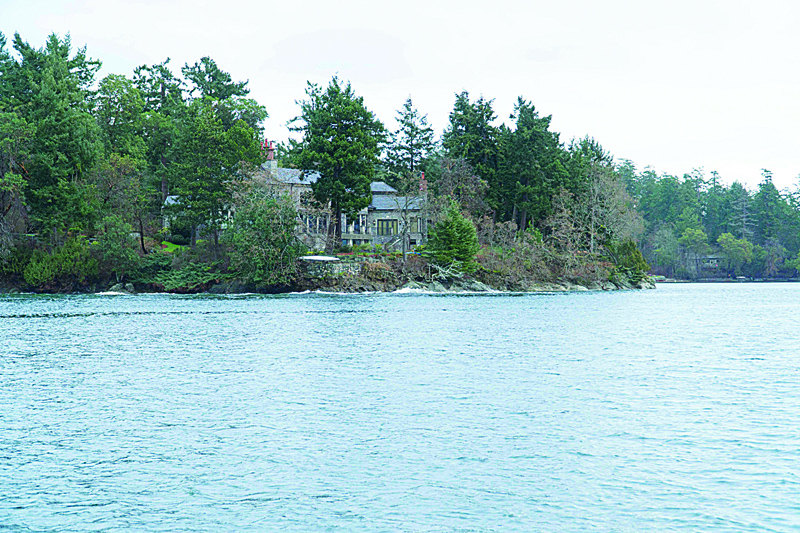 The residence of Prince Harry and and his wife Meghan is seen in Deep Cove Neighborhood  from a boat on the Saanich Inlet, North Saanich, British Columbia on January 21, 2020. - The new neighbors have been spotted out hiking and down at the farmers' market, but residents of North Saanich say they will ensure privacy for Harry and Meghan at their Canadian island hideaway. The Duke and Duchess of Sussex, along with their baby son Archie, are living at the scenic, wooded property of Mille Fleurs on Vancouver Island after exiting from their royal roles. (Photo by Mark GOODNOW / AFP)