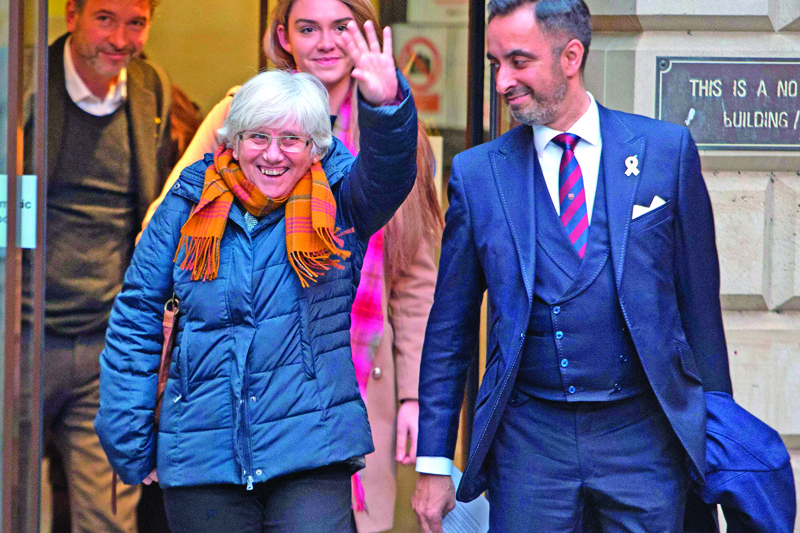 (FILES) In this file photo taken on November 14, 2019 former Catalan Minister Professor Clara Ponsati (L), gestures as she leaves Edinburgh Sheriff Court with her lawyer Aamer Anwar (R), having been released on bail. - Catalan separatist Clara Ponsati has not set foot in her native Barcelona for two years for fear of the Spanish authorities. But her circumstances could be about to change thanks to Brexit. (Photo by NEIL HANNA / AFP)