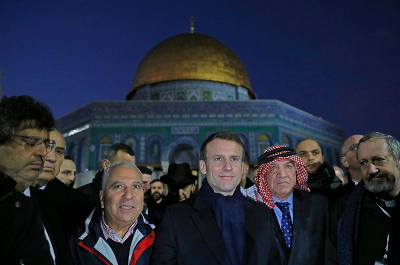 French President Emmanuel Macron arrives to Al-Aqsa compound, Islam's third-holiest site which is also considered the holiest site to Jews who refer to it as the Temple Mount, in Jerusalem's Old City on January 22, 2020. - World leaders are to travel to Israel this week to mark 75 years since the Red Army liberated Auschwitz, the extermination camp where the Nazis killed over a million Jews. Thousands of police officers and other security forces will deploy from today, ahead of the arrival of dignitaries including Russian President Vladimir Putin, French President Emmanuel Macron and US Vice President Mike Pence. (Photo by Ahmad GHARABLI / AFP)