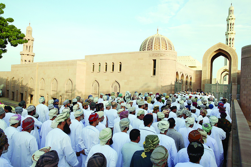 Omanis gather in front of the Sultan Qaboos Mosque to perform the funeral prayer for the country's ruler Sultan Qaboos bin Said, in the Omani capital Muscat on January 11, 2020. - Sultan Qaboos, the longest-reigning leader of the modern Arab world, has died at the age of 79, leaving Oman in search of a new ruler at a time of regional turmoil. (Photo by MOHAMMED MAHJOUB / AFP)