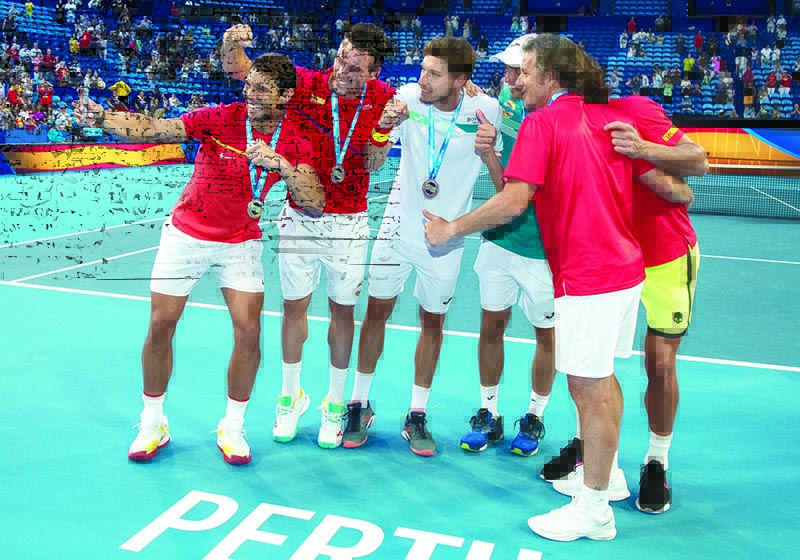 Rafael Nadal of Spain (L) takes a team selfie after receiving their medals for qualifying for the finals by defeating Japan in the 11th session men's singless and doubles matches on day six of the ATP Cup tennis tournament in Perth on January 8, 2020. (Photo by TONY ASHBY / AFP) / -- IMAGE RESTRICTED TO EDITORIAL USE - STRICTLY NO COMMERCIAL USE --