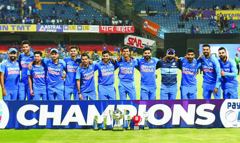 India's cricketers pose for a team photograph with the trophy after winning the third and last one day international (ODI) cricket match of a three-match series between India and Australia at the M. Chinnaswamy Stadium in Bangalore on January 19, 2020. (Photo by Manjunath KIRAN / AFP) / ----IMAGE RESTRICTED TO EDITORIAL USE - STRICTLY NO COMMERCIAL USE----- / GETTYOUT