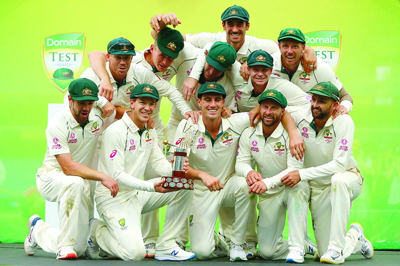 The Australian team poses with the Trans-Tasman Trophy after winning the series on the fourth day of the third cricket Test match between Australia and New Zealand at the Sydney Cricket Ground in Sydney on January 6, 2020. (Photo by JEREMY NG / AFP) / -- IMAGE RESTRICTED TO EDITORIAL USE - STRICTLY NO COMMERCIAL USE --