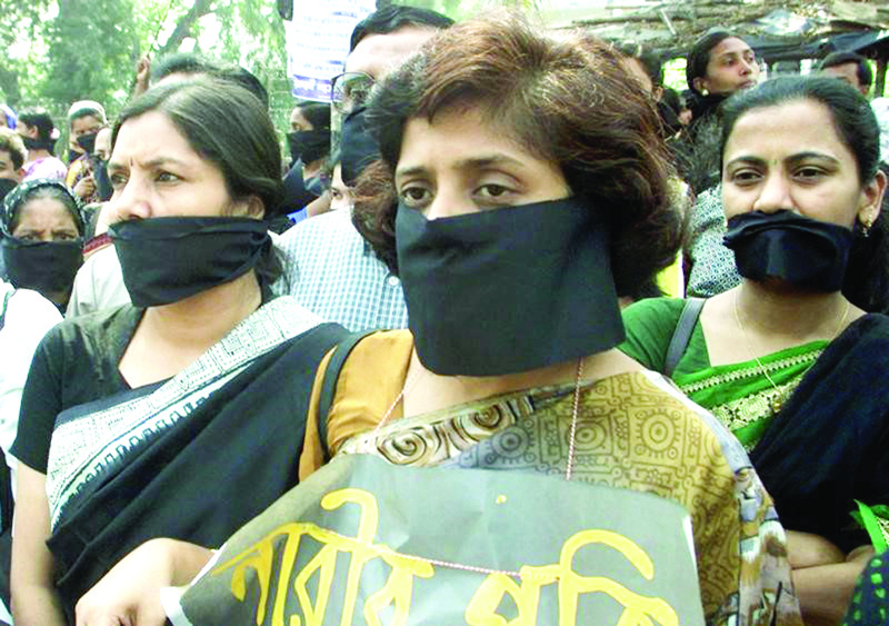 Bangladeshi women wearing masks stage a silent protest against rape innDhaka on March 6, 2002. REUTERS/Rafiqur Rahman