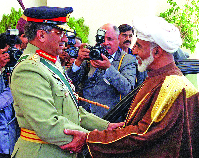 (FILES) This file photo taken on April 22, 2001, shows then Pakistani military ruler General Pervez Musharraf (L) receiving Oman's ruler Sultan Qaboos bin Said at the President's house in the Pakistani capital Islamabad for a formal welcoming ceremony. - Sultan Qaboos, who ruled Oman for almost half a century, has died at the age of 79, the Omani news agency said January 11, 2020. Qaboos, the longest ruling Arab monarch, had been ill for some time and had been believed to be suffering from colon cancer. (Photo by - / AFP)