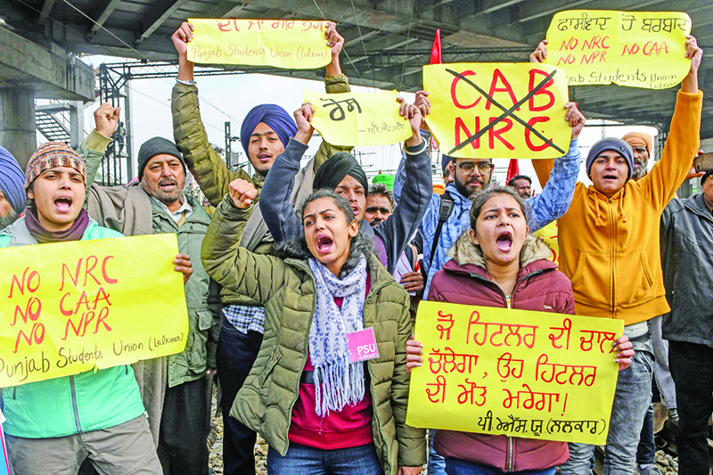 Students shout slogans to protest against India's new citizenship law as they join a nationwide general strike called by trade unions aligned with opposition parties to protest the government's economic policies, near the railway station in Amritsar on January 8,2020. (Photo by NARINDER NANU / AFP)