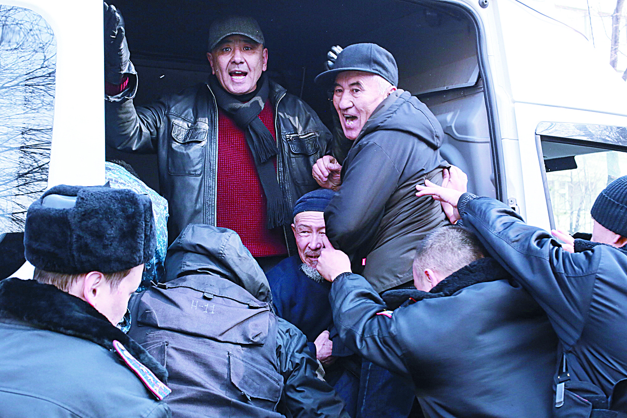 Protesters react from inside a police car after they were detained by Kazakh police in Almaty, southeastern Kazakhstan, on February 22, 2020. - Police in Kazakhstan detained up to a hundred activists Saturday after two opposition groups announced plans to hold anti-government protests in the oil-rich Central Asian country. (Photo by Ruslan PRYANIKOV / AFP)