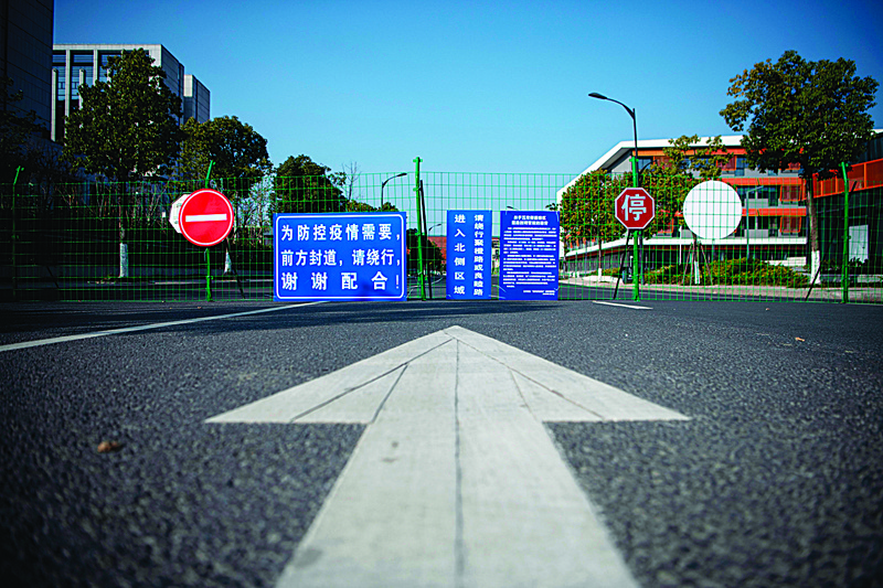A barrier to stop traffic along a road is seen near the Alibaba headquarters in Hangzhou, some 175 kilometres (110 miles) southwest of Shanghai on February 5, 2020. - More Chinese cities hunkered down by fencing off streets and telling millions of people to stay home as the death toll from the new coronavirus soared to nearly 500 on February 5. (Photo by NOEL CELIS / AFP)