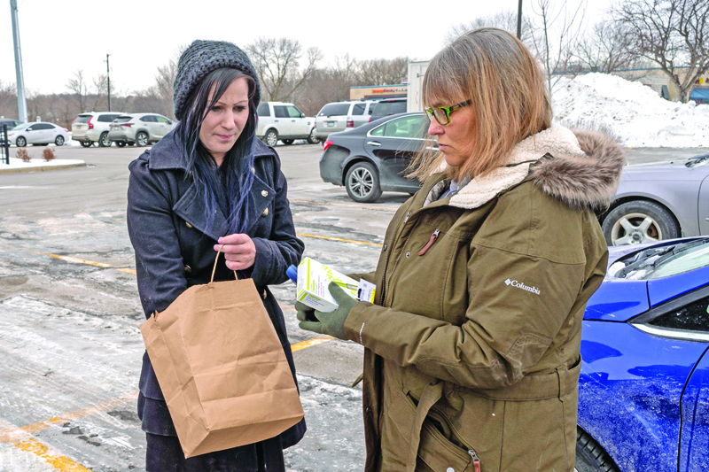 Abigail Hansmeyer (L) gives insulin medicine to Annette Gentile (R) on January 17, 2020 in Minnetonka, Minnesota. - It's the wealthiest country on the planet but the sometimes staggering cost of health care means that Americans in need of everyday items such as insulin to treat diabetes resort to the black market or pharmacies across the border to source cheaper drugs. (Photo by Kerem Yucel / AFP)