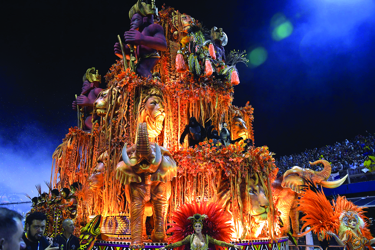 Revellers of the Gavioes da Fiel samba school perform during the second night of carnival in Sao Paulo, Brazil, at the city's Sambadrome early on February 23, 2020. (Photo by NELSON ALMEIDA / AFP)