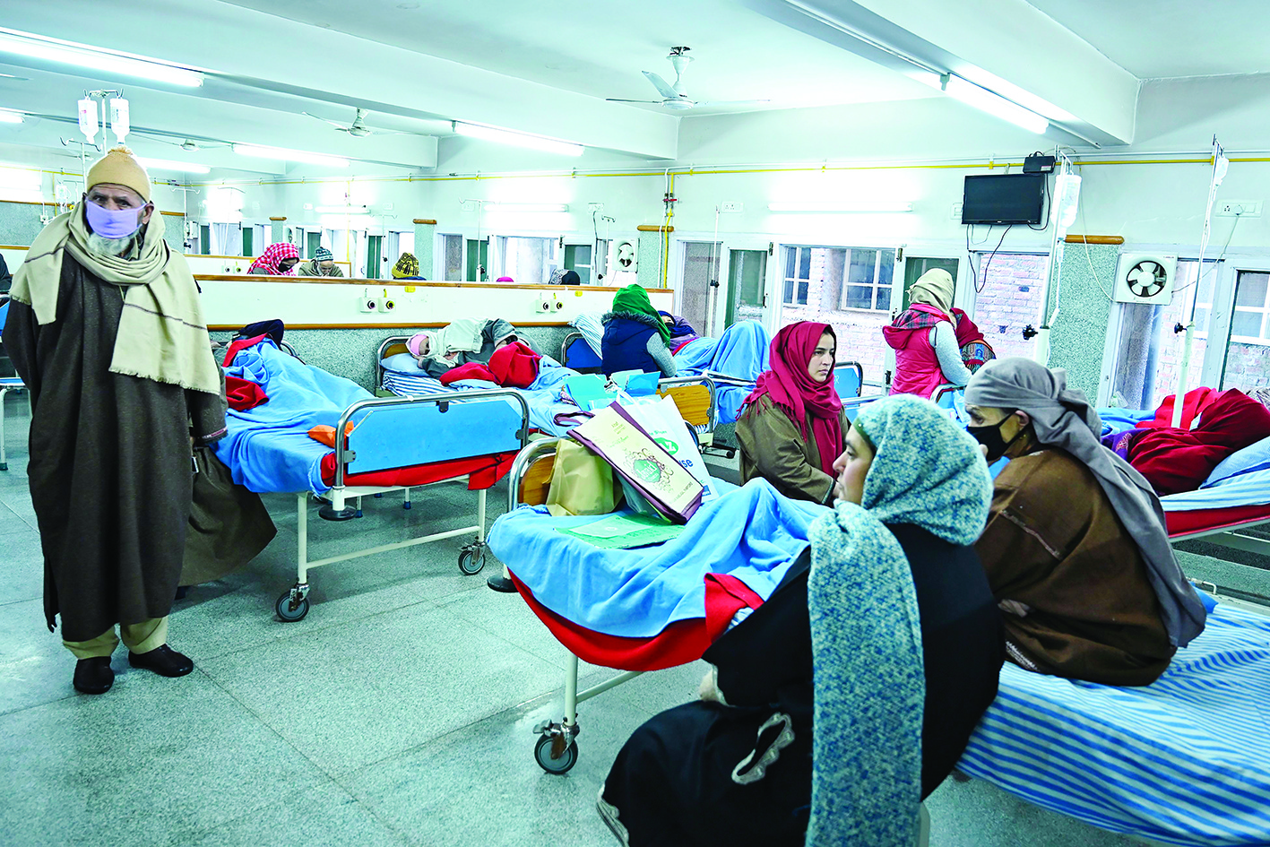 In this picture taken on February 7, 2020, cancer patients rest inside a hospital ward in Srinagar. - In August, India's Hindu-nationalist government stripped the Himalayan region of its semi-autonomous status and imposed restrictions on movement and a communications blackout, virtually cutting it off from the outside world. Life for Kashmir's seven-million inhabitants came to a standstill, including for doctors and patients who rely heavily on the internet to consult specialists outside the region, communicate with patients and order vital medicine. (Photo by Tauseef MUSTAFA / AFP) / TO GO WITH India-Kashmir-unrest-politics-health,FOCUS by Parvaiz Bukhari