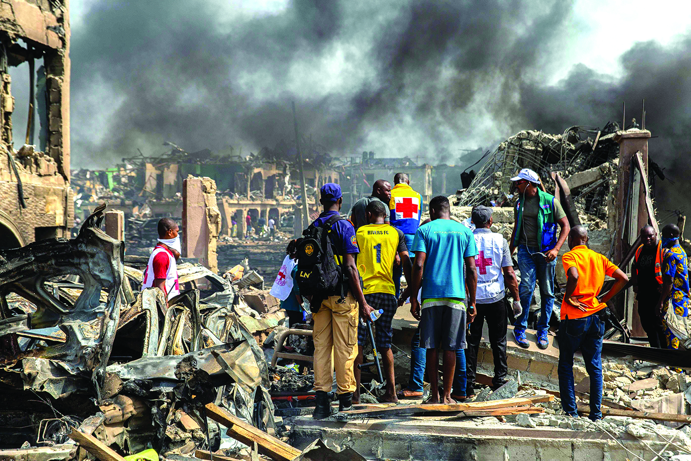 TOPSHOT - People after a gas explosion destroyed buildings and killed at least 15 people, in Nigeria's commercial capital Lagos on March 15, 2020 - A gas explosion in Nigeria's commercial capital Lagos killed at least 15 people, injured many more and destroyed around 50 buildings on March 15, 2020. (Photo by Benson IBEABUCHI / AFP)