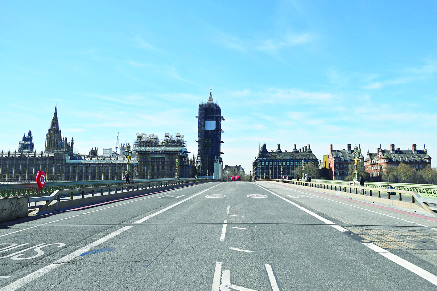 TOPSHOT - A deserted Westminster Bridge is pictured looking north around Monday lunch time, in central London, March 23, 2020, as governments scramble to defend their own economies against the coronavirus COVID-19 pandemic in order to ward off a long-term global recession and future waves of infections. (Photo by Ben STANSALL / AFP)