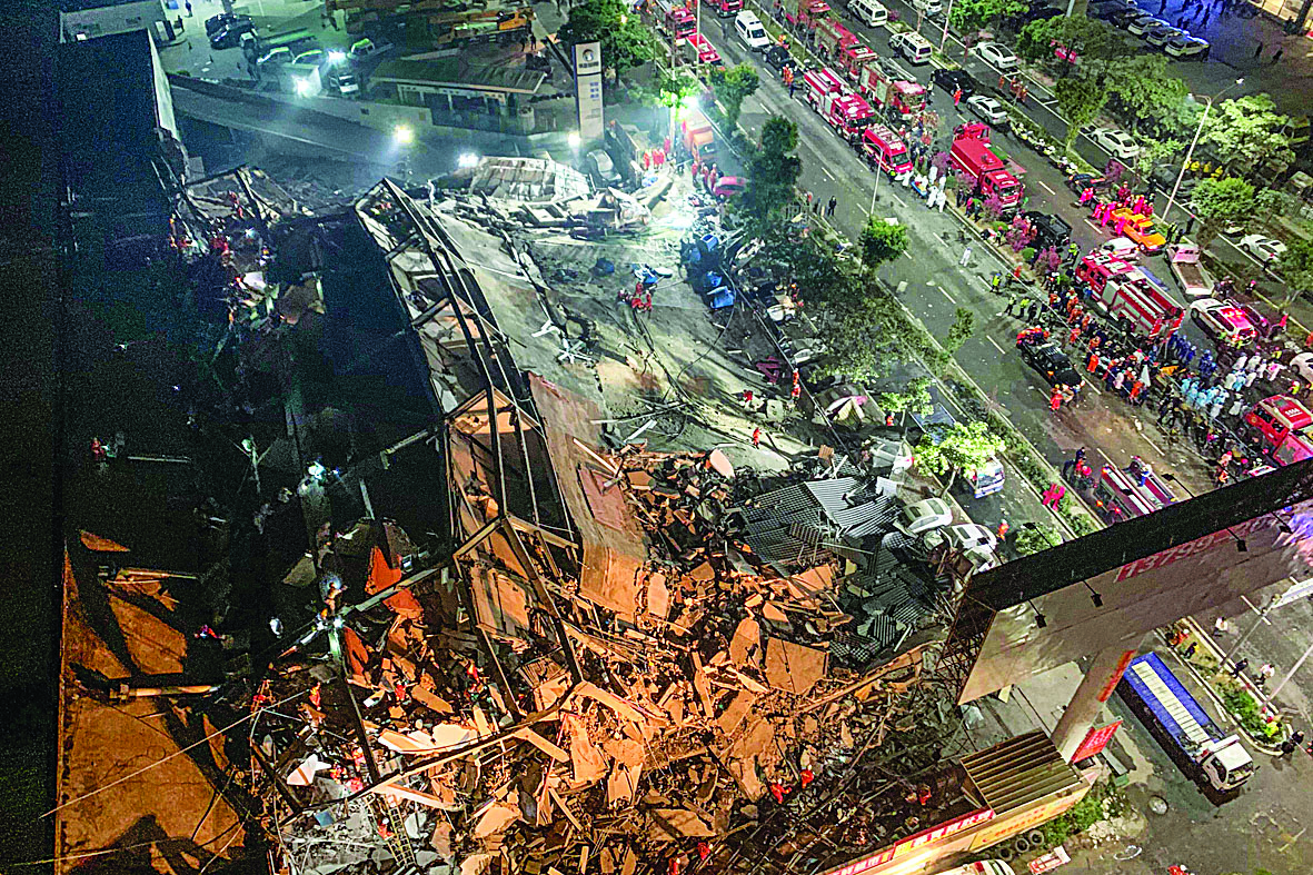 Rescuers search for survivors in the rubble of a collapsed hotel in Quanzhou, in China's eastern Fujian province on March 7, 2020. - Around 70 people were trapped after the Xinjia Hotel collapsed on March 7 evening, officials said. (Photo by STR / AFP) / China OUT