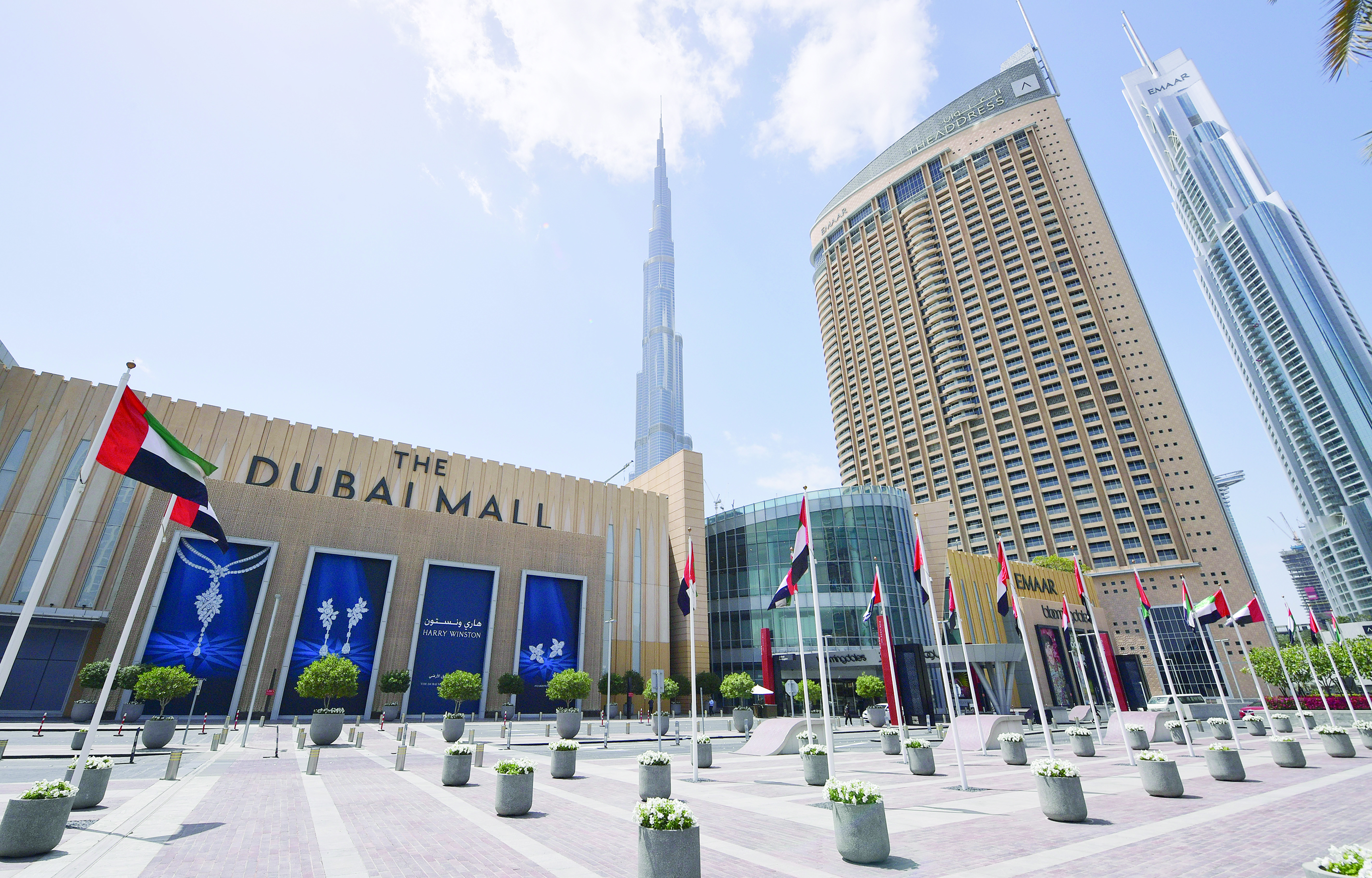 A picture shows the closed compound of the Dubai Mall amid the COVID-19 coronavirus pandemic on March 23, 2020 in the United Arab Emirates. (Photo by Giuseppe CACACE / AFP)