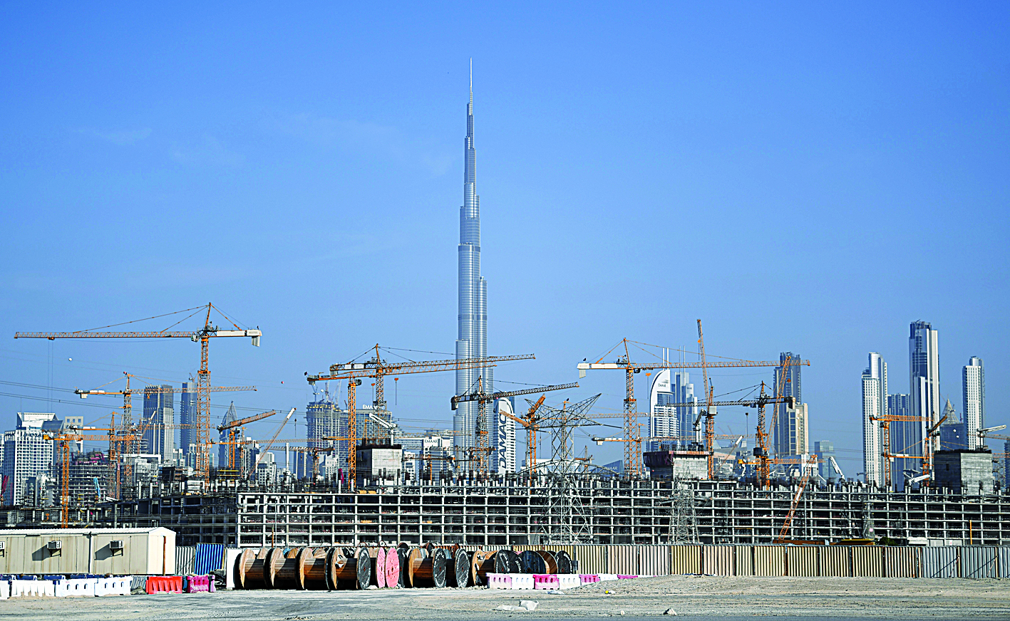 A general view of construction projects in Dubai that require a big number of workers and are currently empty due to feaers of the spread of the coronavirus in the Gulf emirate on March 18, 2020. (Photo by KARIM SAHIB / AFP)