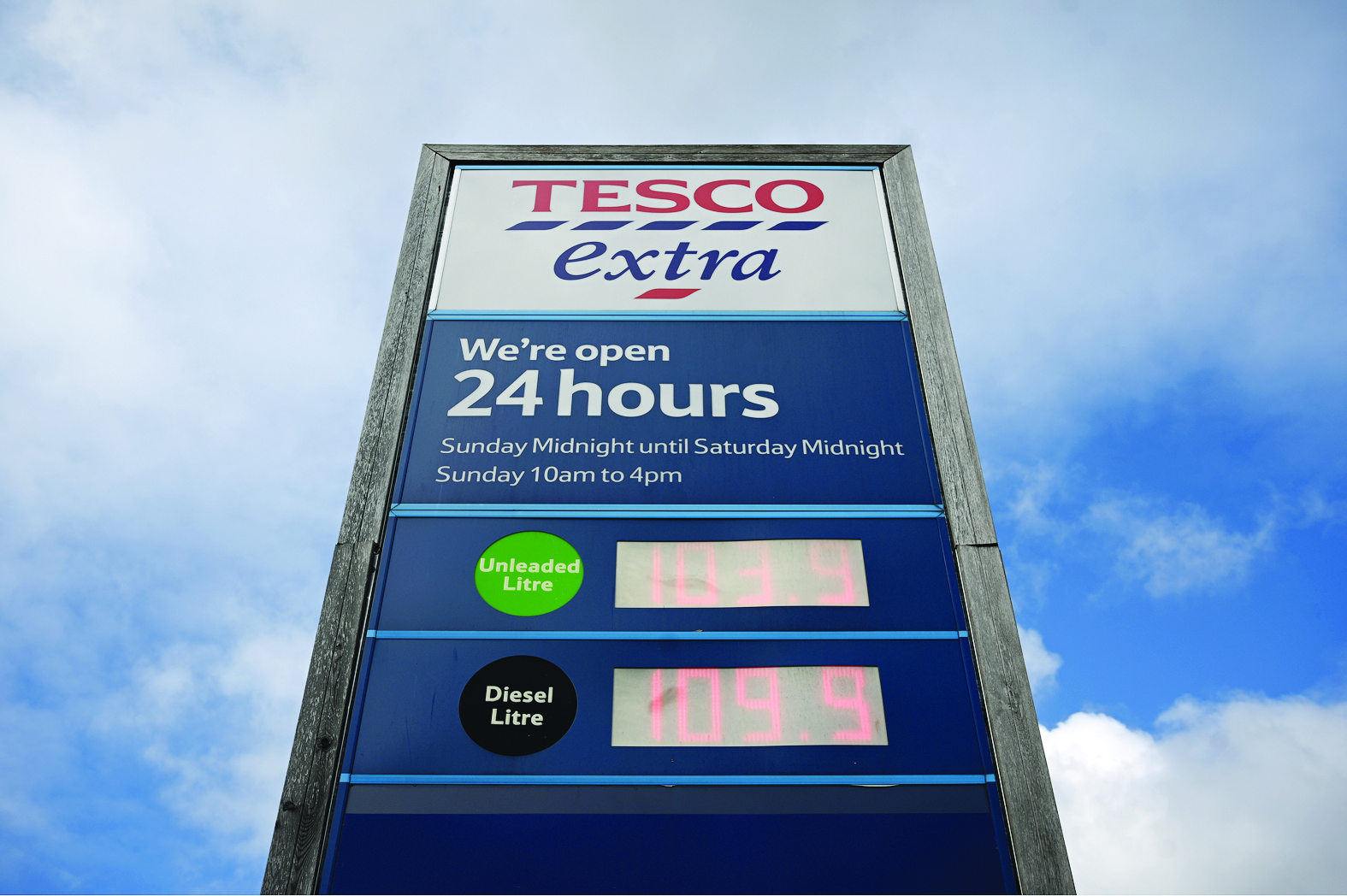 An electronic display board shows the prince in pence per litre for petrol and , in York, northern England on March 30, 2020, as life in Britain continues during the nationwide lockdown to combat the novel coronavirus pandemic. - Oil prices plunged Monday as the number of novel coronavirus cases worldwide surged past 700,000, reinforcing worries about the impact on the global economy. Crude oil struck the lowest levels in more than 17 years on Monday, with Brent North Sea tumbling to $22.58 per barrel at one point. (Photo by Oli SCARFF / AFP)