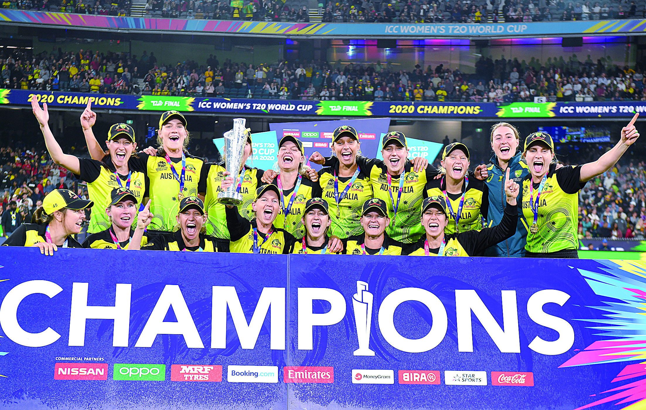 Australia's captain Meg Lanning (C) with teammates celebrate with the winning trophy of Twenty20 women's cricket World Cup after beating India in the final in Melbourne on March 8, 2020. (Photo by William WEST / AFP) / -- IMAGE RESTRICTED TO EDITORIAL USE - STRICTLY NO COMMERCIAL USE --