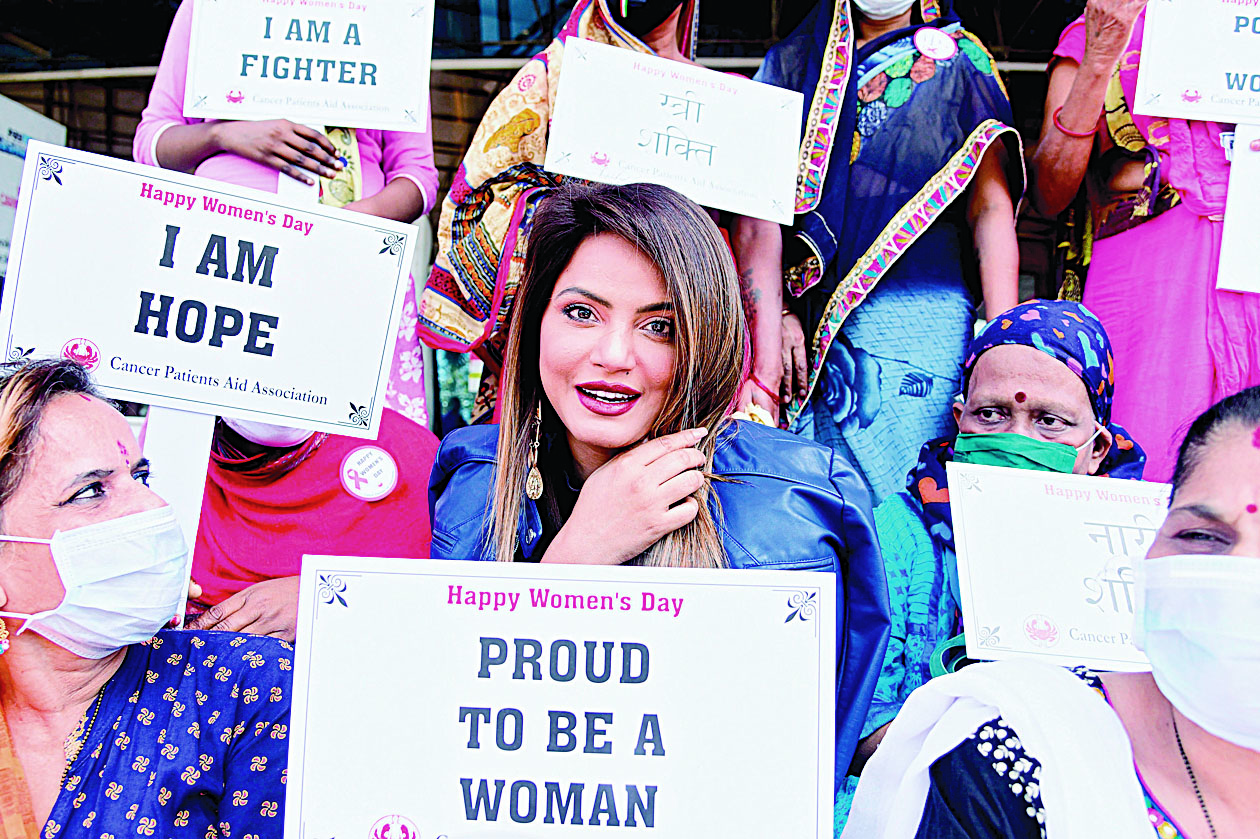 Bollywood actress Neetu Chandra (C) poses for a picture during an event to celebrate Women's Day with women battling with cancer, in Mumbai on March 8, 2020. (Photo by Sujit Jaiswal / AFP)