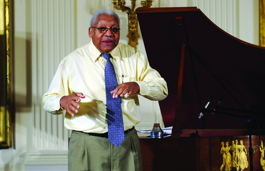 (FILES) In this file photo taken on June 15, 2009 jazz musician Ellis Marsalis talks to students during a jazz music workshop hosted by First Lady Michelle Obama at the East Room of the White House in Washington, DC. - Jazz great Ellis Marsalis died on April 1, 2020 at the age of 85 after contracting the coronavirus, his son Branford said. (Photo by Jewel SAMAD / AFP)