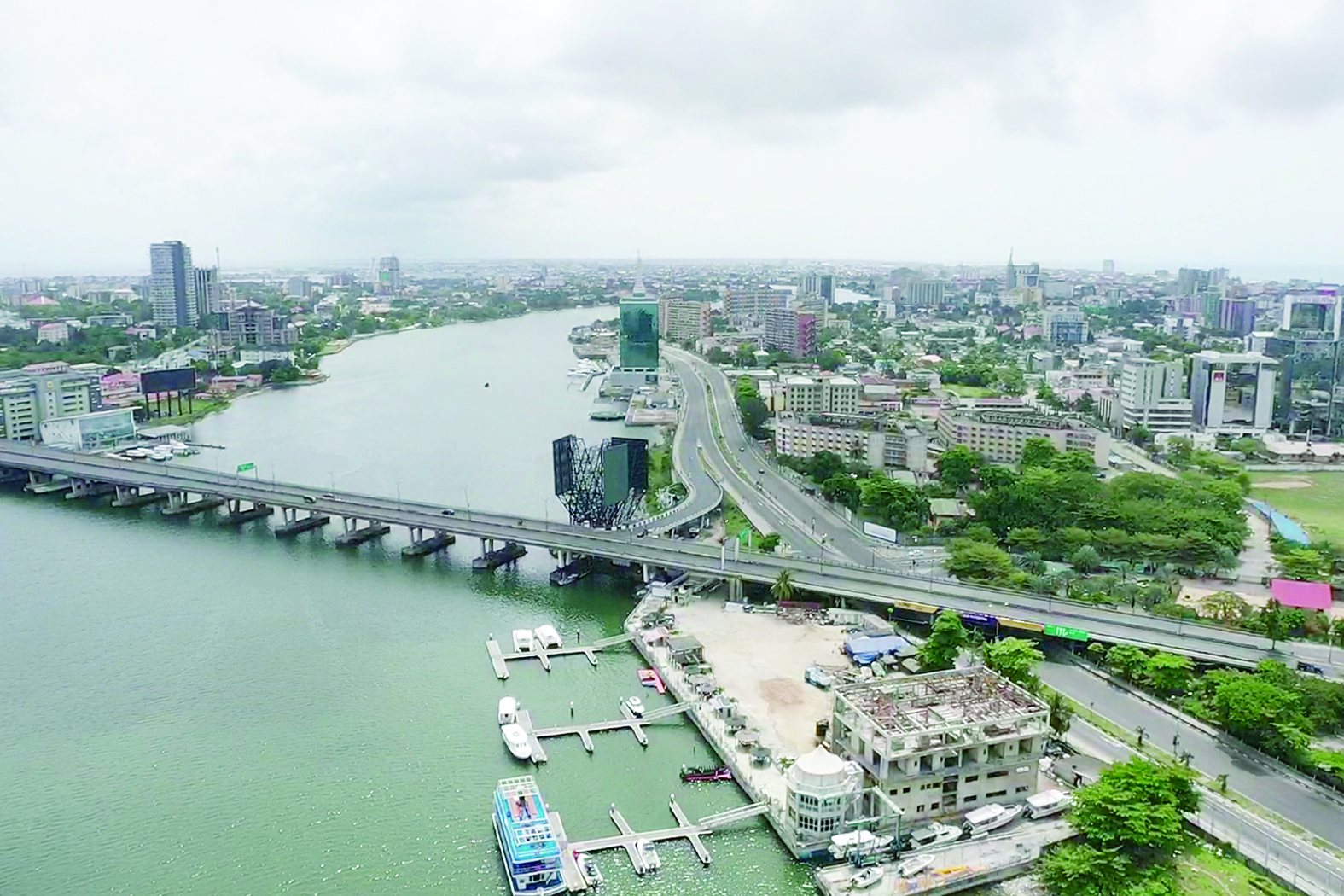 An aerial view shows empty streets in Lagos on March 31, 2020. - Lagos was deserted on March 31, 2020, after Nigeria locked down its economic hub and shuttered its capital Abuja, in the continent's latest effort to brake the juggernaut of COVID-19 coronavirus.†Businesses were closed, markets abandoned and streets empty as the usually chaotic megacity of 20 million, along with the capital Abuja, shuddered to a halt on the first full day of a two-week shutdown. (Photo by Pierre FAVENNEC / AFP)