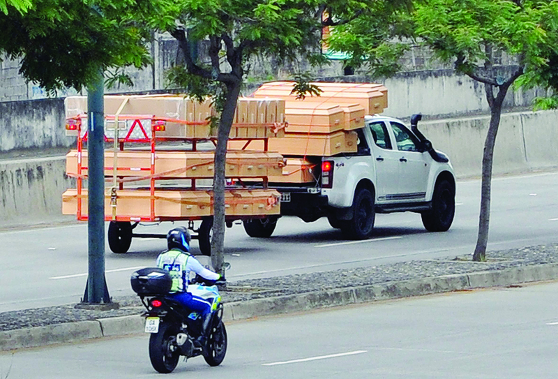 A pick-up truck carries coffins as its drives past the IESS Hospital Los Ceibos in Guayaquil, Ecuador, on April 13, 2020 during the novel coronavirus COVID-19 pandemic. - With hundreds of bodies left decaying in homes for days due to lack of space in the city's overwhelmed morgues and hospitals, the coronavirus has struck a blow to Ecuador's economic capital Quayaquil, now a symbol of the chaos the pandemic can unleash among Latin America's poor. (Photo by Jose S·nchez / AFP)