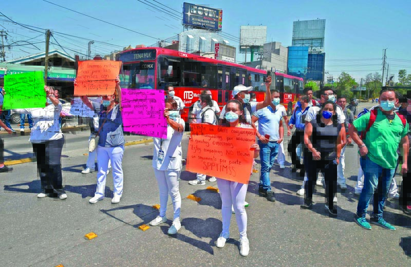 Health workers of the La Raza Hospital demonstrate for the lack of medical material to care for COVID-9 patients, in Mexico City on April 27, 2020, during the novel coronavirus pandemic. - A total of 208,973 people have died worldwide since the epidemic surfaced in China in December, according to an AFP tally at 1900 GMT on Monday based on official sources. (Photo by Alfredo ESTRELLA / AFP)