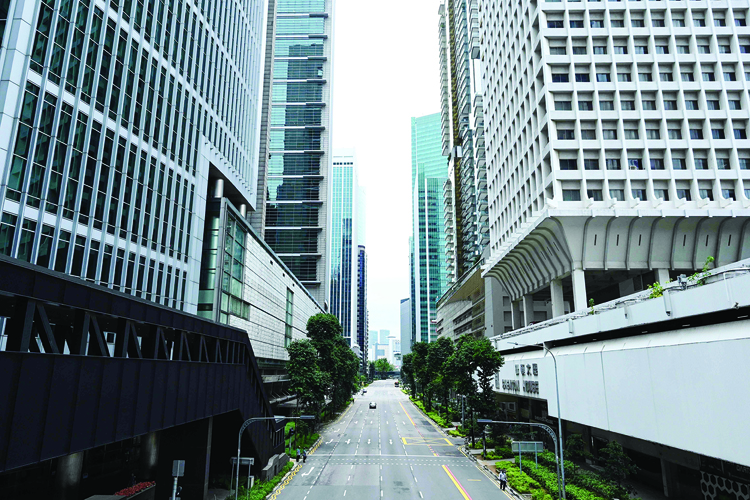 A general view shows the central business district of Singapore on April 7, 2020, as the country ordered the closure of all businesses deemed non-essential as well as schools to combat the spread of the COVID-19 novel coronavirus. - Singapore's usually bustling business district was almost deserted on April 7 as most workplaces in the city-state closed to stem the spread of the coronavirus after a surge in cases. (Photo by Roslan RAHMAN / AFP)