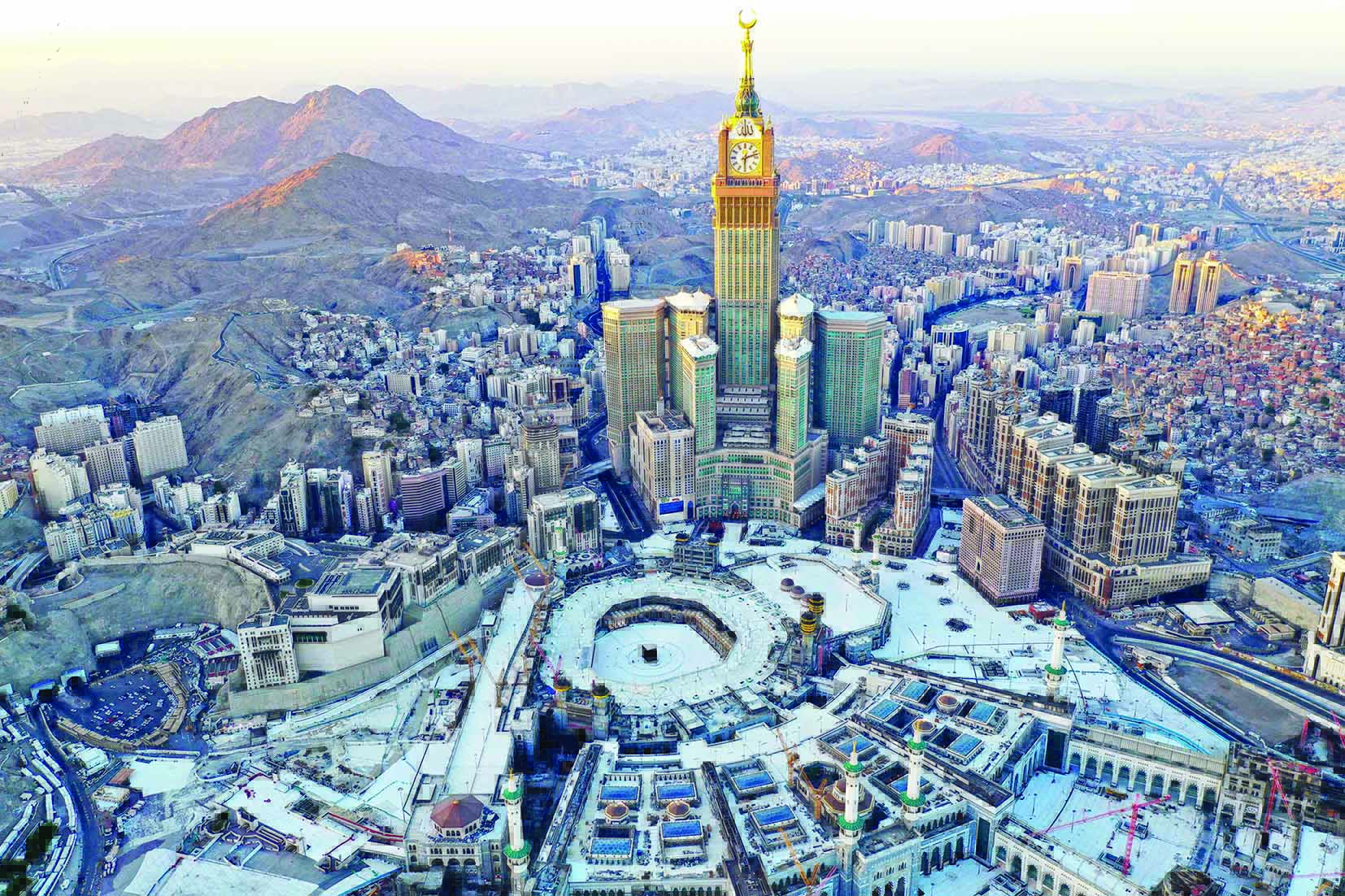 TOPSHOT - An aerial view shows the Great Mosque and the Mecca Tower,  deserted on the first day of the Muslim fasting month of Ramadan, in the Saudi holy city of Mecca, on April 24, 2020, during the novel coronavirus pandemic crisis. (Photo by BANDAR ALDANDANI / AFP)