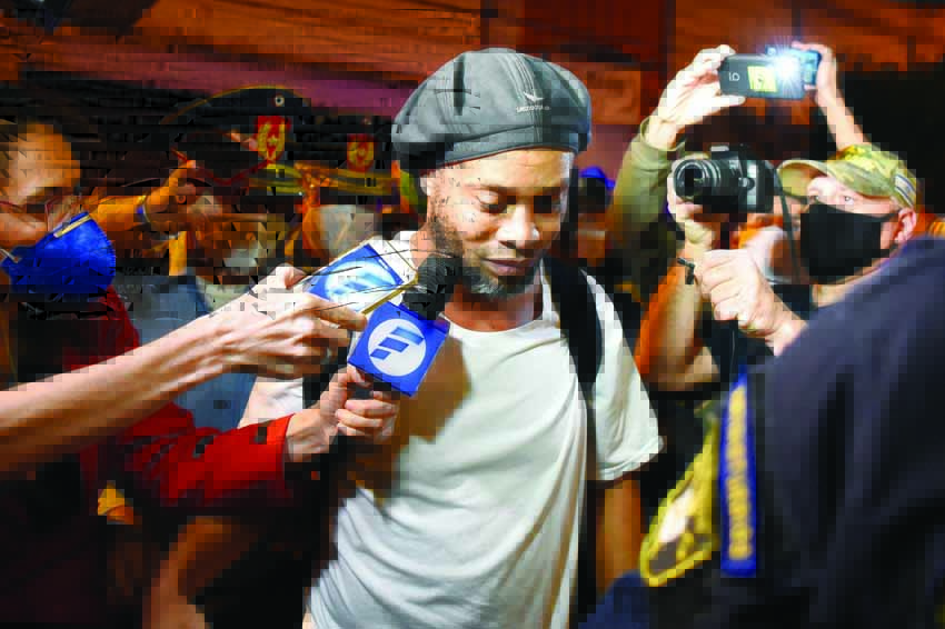 Brazilian retired football player Ronaldinho arrives at a hotel in Asuncion where he and his brother will serve house arrest after a judge ordered their release from jail on April 7, 2020. - A judge in Paraguay ordered the release of Ronaldinho and his brother Roberto Assis into house arrest after the siblings spent almost exactly a month in jail awaiting trial on charges of using false passports to enter Paraguay. Lawyers for the men posted bail of $1.6 million. (Photo by Norberto DUARTE / AFP)