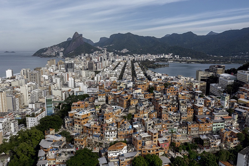 RIO DE JANEIRO: Aerial view showing the Pavao-Pavaozinho favela surrounded by the neighborhoods of Copacabana, Ipanema and Lagoa in Rio de Janeiro state, Brazil during the coronavirus pandemic. – AFP