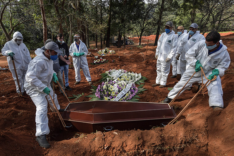 SAO PAULO: Employees bury the coffin of a person who died from COVID-19 at the Vila Formosa cemetery, in the outskirts of Sao Paulo, Brazil. – AFP
