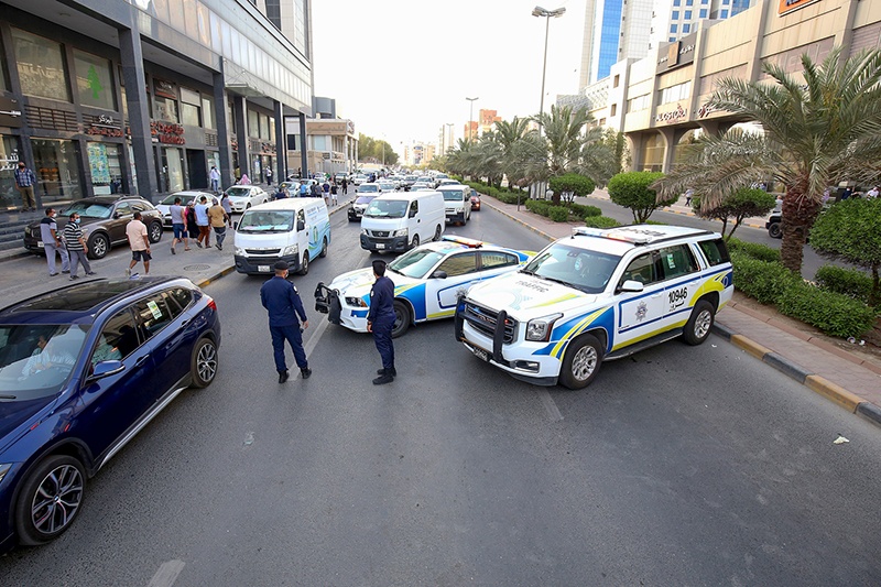 Kuwaiti police officers man a checkpoint at the entrance leading to the Hawally district of Kuwait City on May 29, 2020, after the district was put on lockdown to combat the spread of the Coronavirus. (Photo by YASSER AL-ZAYYAT / AFP)