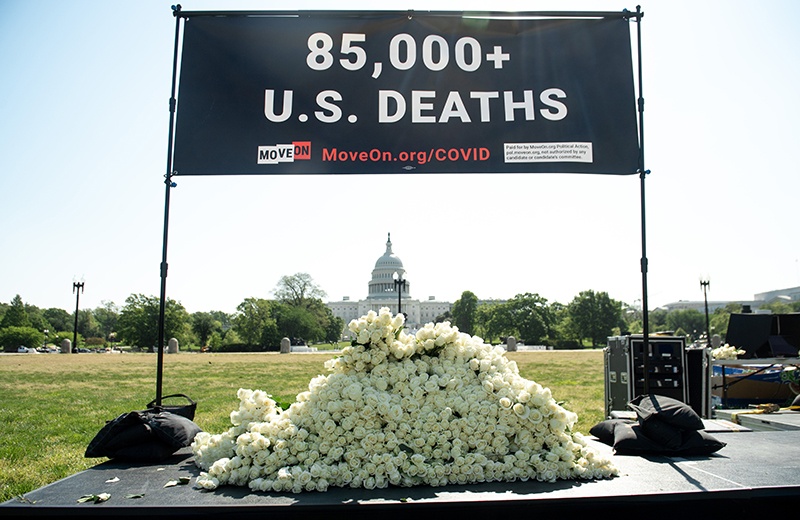 MoveOn.org stages a protest against the handling of the COVID-19 coronavirus pandemic by US President Donald Trump with signs and white roses to remember the people who died from the disease, near the US Capitol in Washington, DC, May 13, 2020. (Photo by SAUL LOEB / AFP)