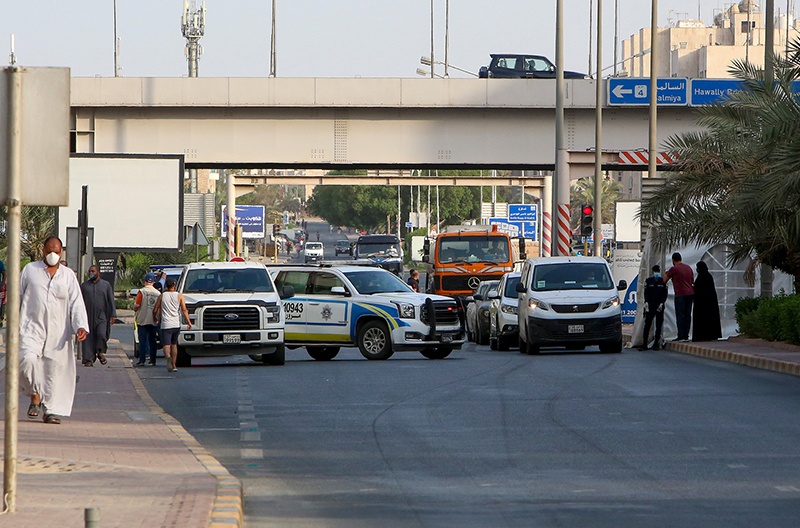 Kuwaiti police officers man a checkpoint at the entrance leading to the Hawally district of Kuwait City on May 29, 2020, after the district was put on lockdown to combat the spread of the Coronavirus. (Photo by YASSER AL-ZAYYAT / AFP)