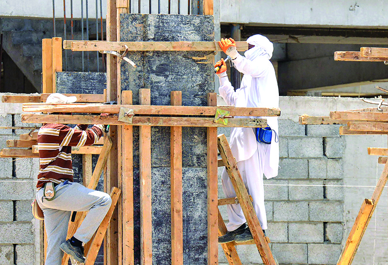 RIYADH: Laborers work at a construction site in the Saudi capital Riyadh as lockdown measures are eased amid the COVID-19 pandemic. — AFP