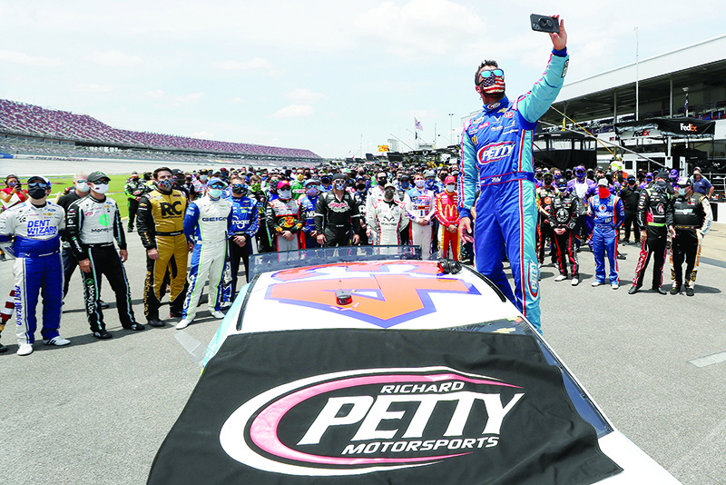 TALLADEGA:  Bubba Wallace, driver of the #43 Victory Junction Chevrolet, takes a selfie with NASCAR drivers that pushed him to the front of the grid as a sign of solidarity with the driver prior to the NASCAR Cup Series GEICO 500 at Talladega Superspeedway on June 22, 2020 in Talladega, Alabama. — AFP