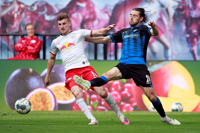 Paderborn's English midfielder Anthony Evans (R) and Leipzig's German forward Timo Werner vie for the ball during the German first division Bundesliga football match RB Leipzig v SC Paderborn 07 on June 6, 2020 in Leipzig, eastern Germany. (Photo by HANNIBAL HANSCHKE / POOL / AFP) / DFL REGULATIONS PROHIBIT ANY USE OF PHOTOGRAPHS AS IMAGE SEQUENCES AND/OR QUASI-VIDEO