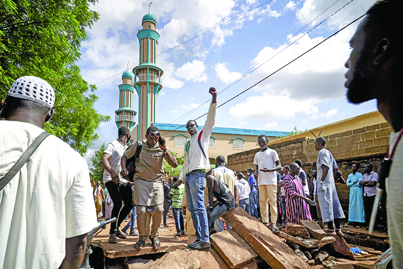 BAMAKO: Protesters gestures on a barricade put up in front of the Salam mosque of Badalabougou. Mali’s protest movement on Friday pressed on with a demand for embattled President Ibrahim Boubacar Keita to quit, as international mediators tried to defuse the crisis in the insurgency-riven country. — AFP