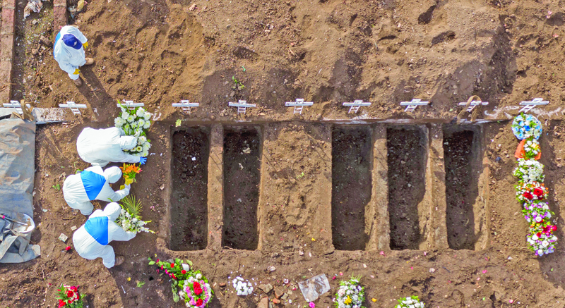 Aerial view showing the burial of a victim of COVID-19 at the General Cemetery in Santiago, on June 23, 2020 amid the novel coronavirus pandemic. - Chile nearly doubled its reported coronavirus death toll to more than 7,000 under a new tallying method that includes probable fatalities from COVID-19. (Photo by MARTIN BERNETTI / AFP)
