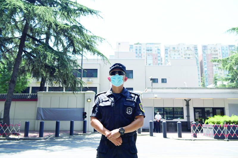 A police stand guard in front of the US Consulate in Chengdu, southwestern China's Sichuan province on July 27, 2020. - The American flag was lowered at the United States consulate in Chengdu, days after Beijing ordered it to close in retaliation for the shuttering of the Chinese consulate in Houston. (Photo by Noel Celis / AFP)