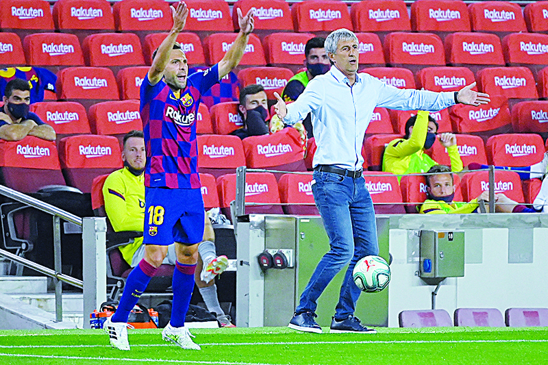 BARCELONA: File photo shows Barcelona’s Spanish coach Quique Setien (R) and Barcelona’s Spanish defender Jordi Alba react during the Spanish League football match between FC Barcelona and Club Atletico de Madrid at the Camp Nou stadium in Barcelona on June 30, 2020.  —AFP
