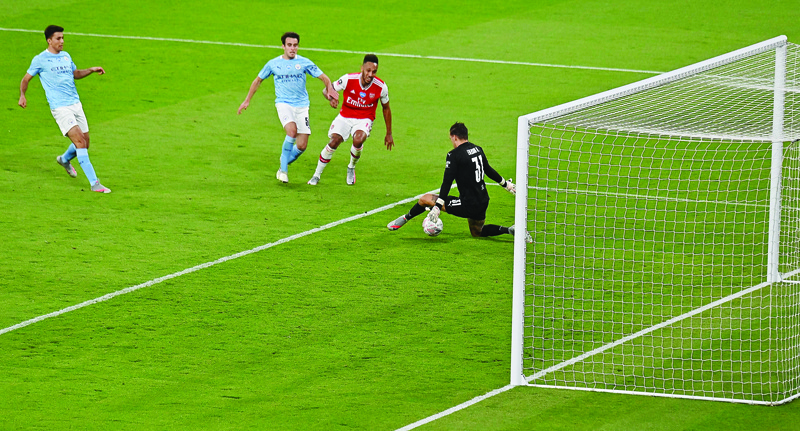 Arsenal's Gabonese striker Pierre-Emerick Aubameyang (C) scores their second goal during the English FA Cup semi-final football match between Arsenal and Manchester City at Wembley Stadium in London, on July 18, 2020. (Photo by JUSTIN TALLIS / POOL / AFP) / NOT FOR MARKETING OR ADVERTISING USE / RESTRICTED TO EDITORIAL USE