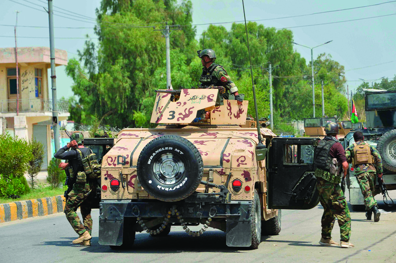 Afghan soldiers arrives with their Humvee vehicle outside a prison during an ongoing raid in Jalalabad on August 3, 2020. - At least 20 people have been killed in a raid claimed by the Islamic State group on an Afghan prison, officials said on August 3, shattering a ceasefire between the Taliban and government forces marking the Muslim holiday of Eid al-Adha. (Photo by NOORULLAH SHIRZADA / AFP)
