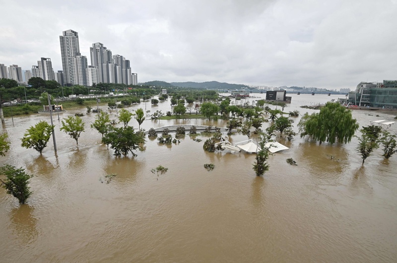 TOPSHOT - A park beside the Han river is flooded following heavy rainfall in Seoul on August 11, 2020. - South Korea's monsoon season, which begun on June 24, tied the previous record of 49 days set in 2013, the Korea Meteorological Administration said, but will likely set a fresh record with more downpours expected until mid August. (Photo by Jung Yeon-je / AFP)