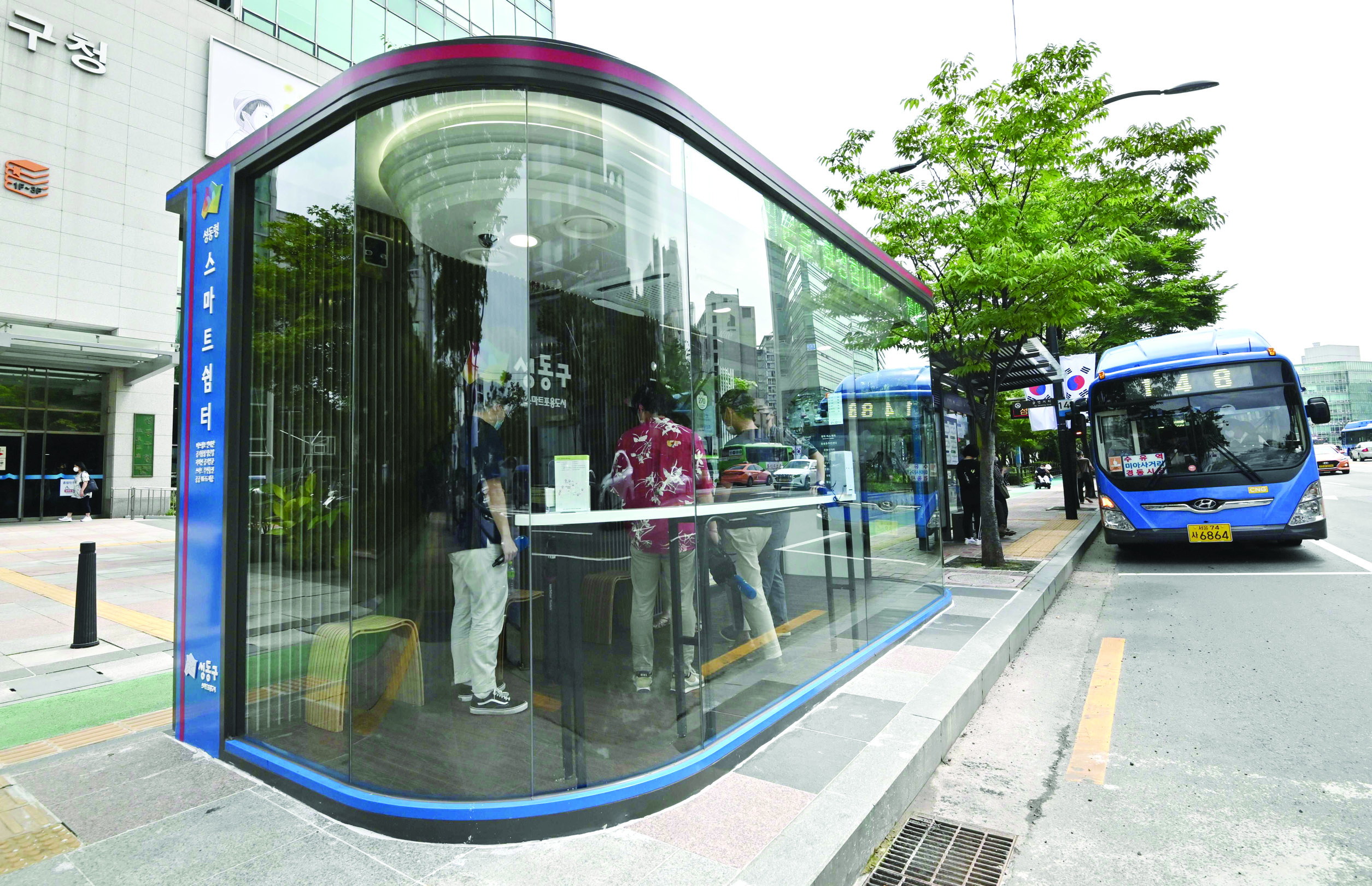 A shelter booth designed to protect passengers from monsoon rains, summer heat and the COVID-19 coronavirus is seen at a bus stop in Seoul on August 12, 2020. - Automatic temperature checks before entry, sliding doors and an air-conditioning system equipped with ultraviolet disinfection lamps -- welcome to high-tech South Korea's latest front in the battle against coronavirus: the bus shelter. (Photo by Jung Yeon-je / AFP)
